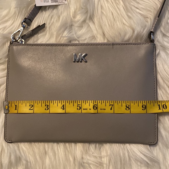 MICHAEL KORS
Medium Convertible Leather Pouch- Pearl Grey - Picture 15 of 16